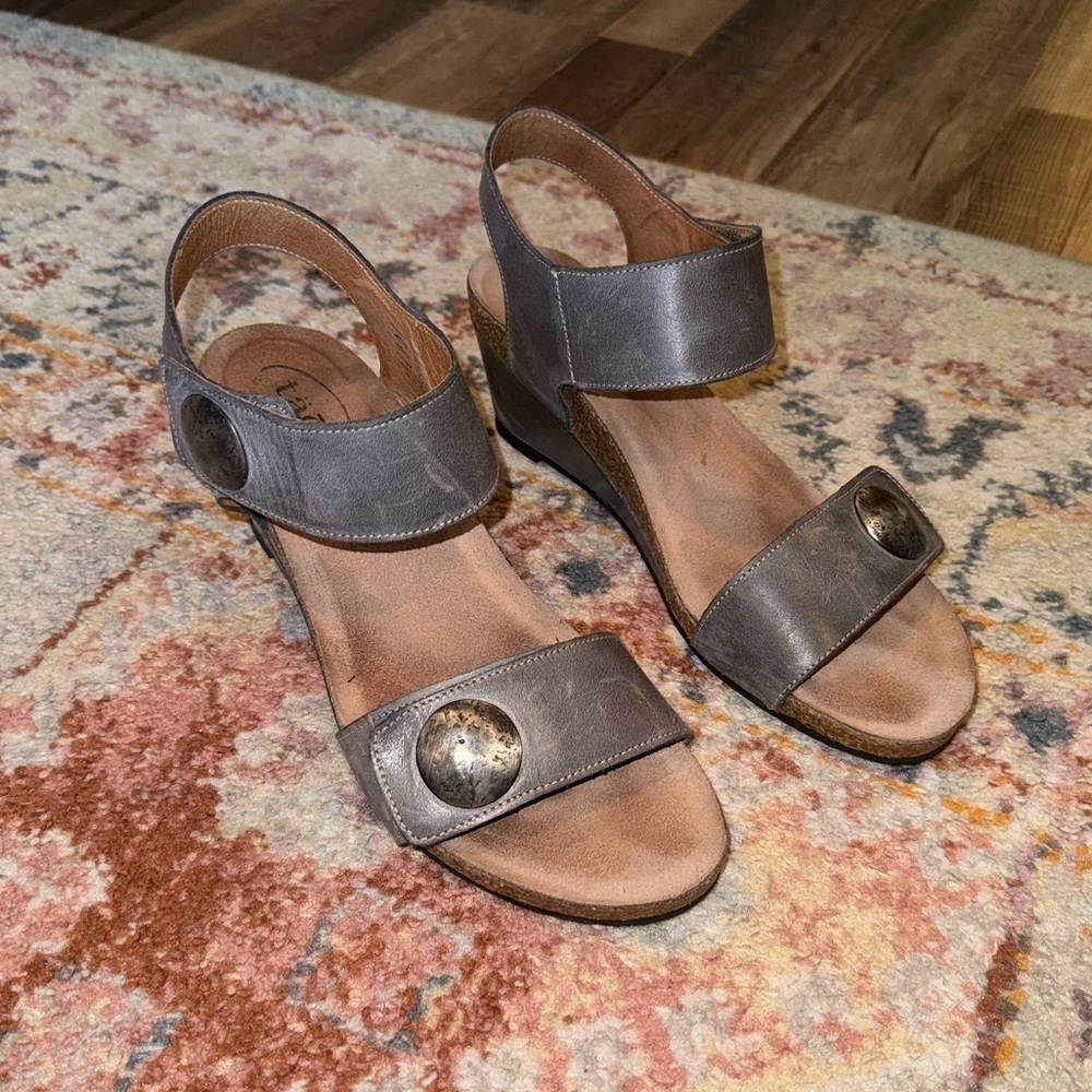 Taos Orthopedic Gray Leather Double Strap Cork Wedge Comfort Sandals Size 11